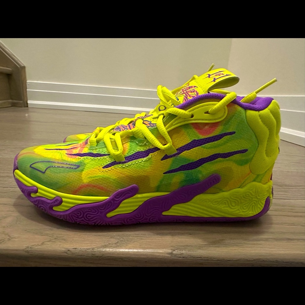 Basketball shoes
